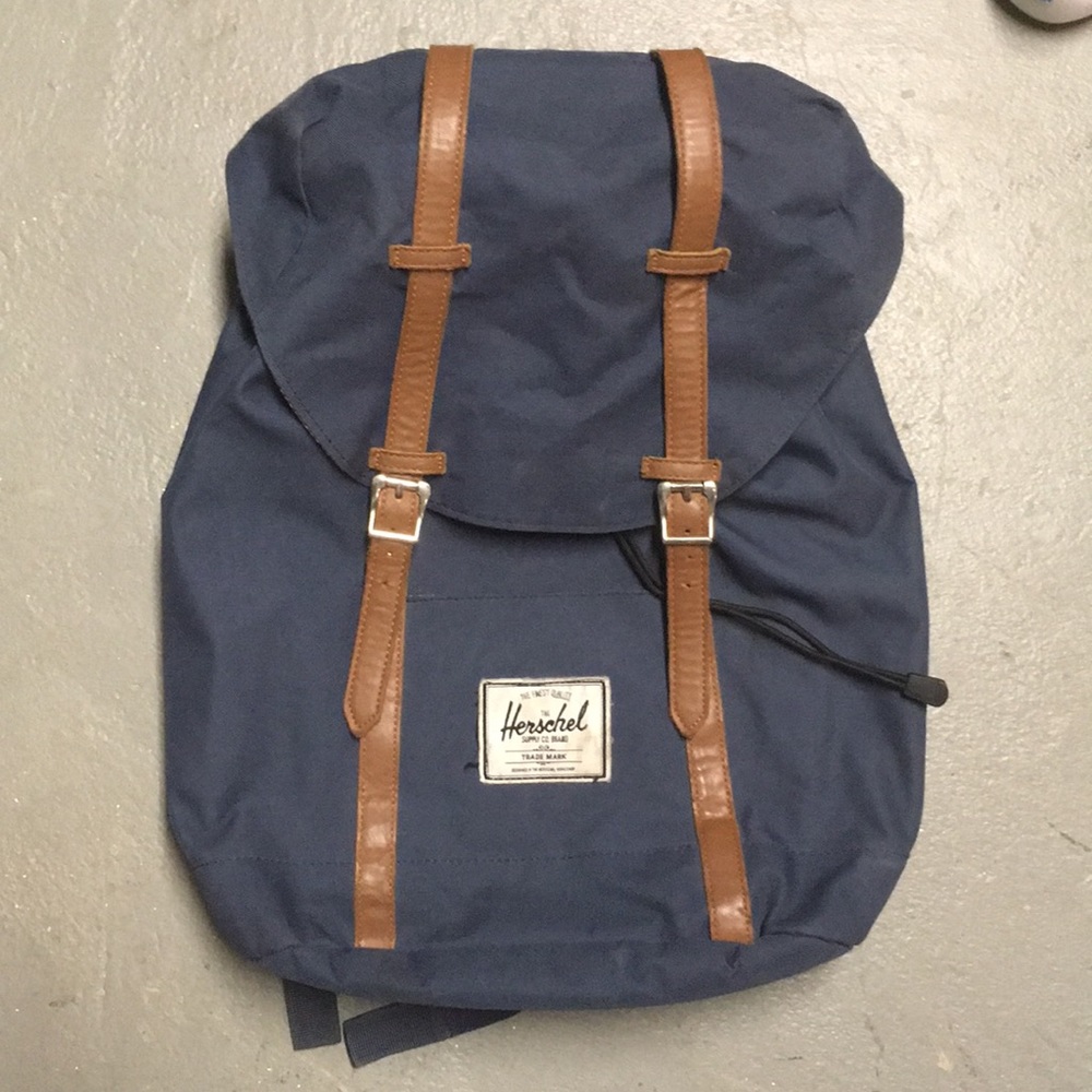 Herschel retreat backpack. Mid volume